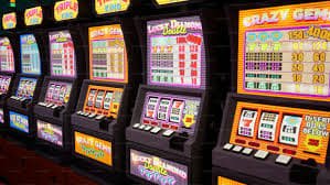 Antarmuka aplikasi mobile evostogel menampilkan menu utama dengan akses ke sportsbook, live dealer, dan slot games